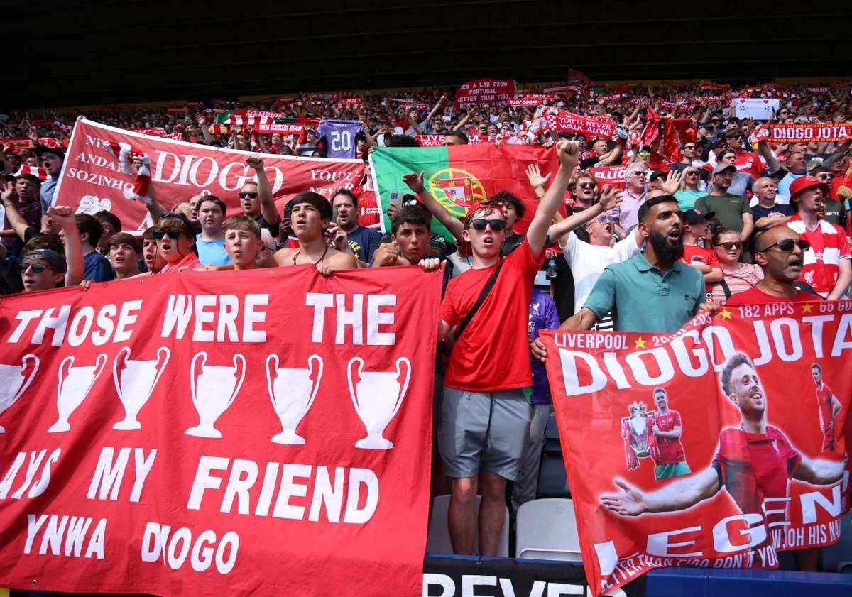 Imagen principal - Lágrimas y mucha emoción en el homenaje del Liverpool a Diogo Jota en el primer partido tras su muerte