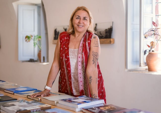 La escritora en la librería Atlantis, en Fira, la capital de Santorini.