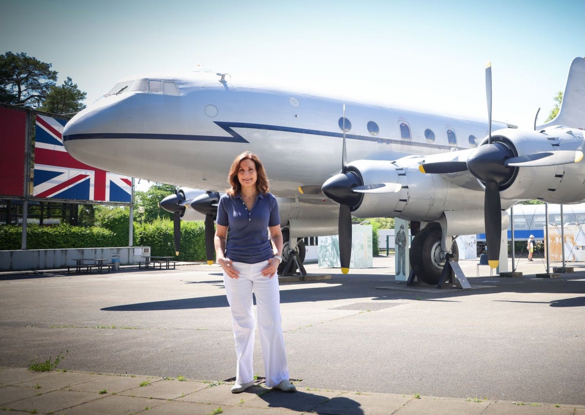 Imagen secundaria 1 - En los tejados de la terminal del aeropuerto de Tempelhof. Ante un avión británico 'Hastng' del puente aéreo de Berlín en la Guerra Fría en el Museo de los Aliados, y en la escalinata del Ayuntamiento de Schöneberg donde John F. Kennedy dio su histórico discurso el 26 de junio de 1963, con su tres novelas berlinesas.