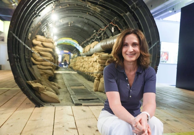 La escritora en un túnel de espionaje en el Museo de los Aliados.