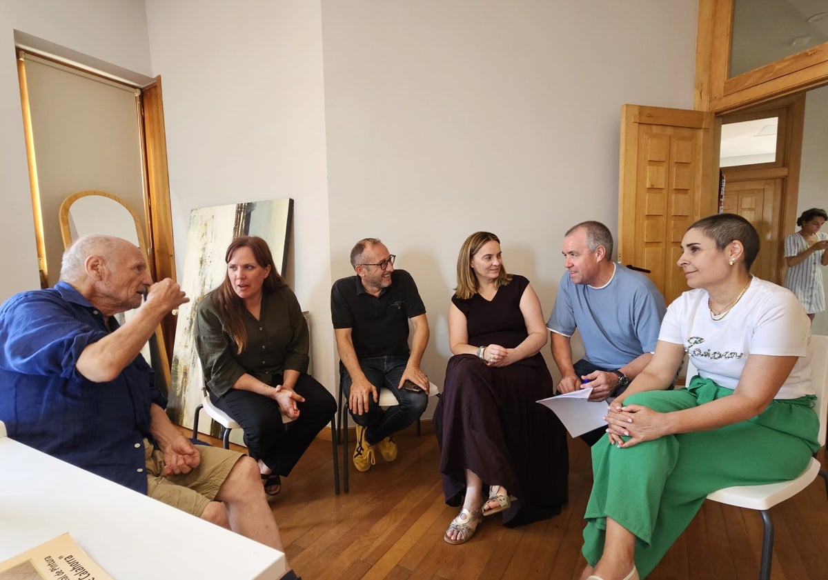 Imagen principal - Deliberación del jurado; público en el encuentro de ayer con Antonio López y el pintor, con el cuadro ganador.