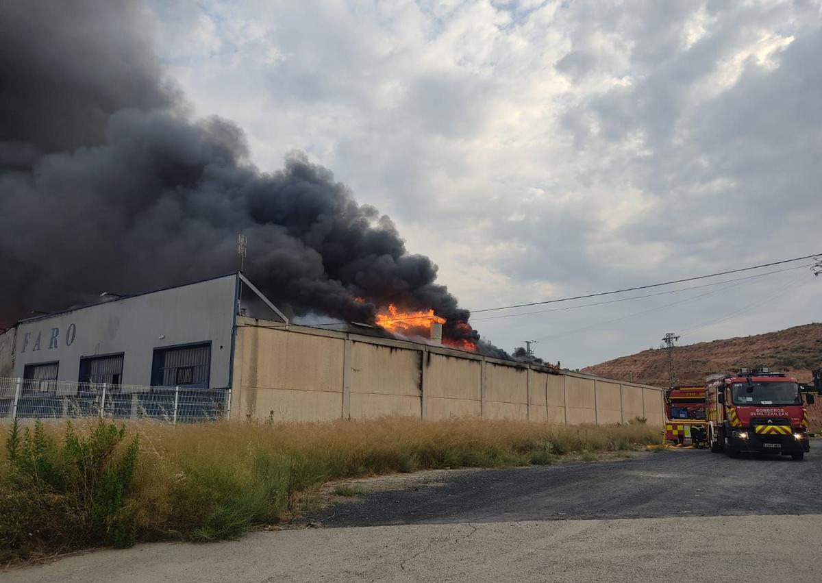 Imagen secundaria 1 - Un incendio arrasa la empresa Sillalfaro ante la impotencia de los trabajadores
