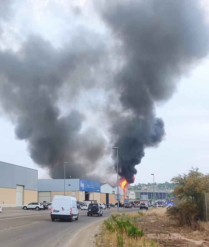 Imagen secundaria 2 - Un incendio arrasa la empresa Sillalfaro ante la impotencia de los trabajadores