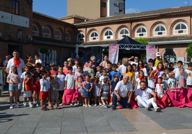 Participantes en el encierro infantil del club taurino, junto a representantes de la asociación.