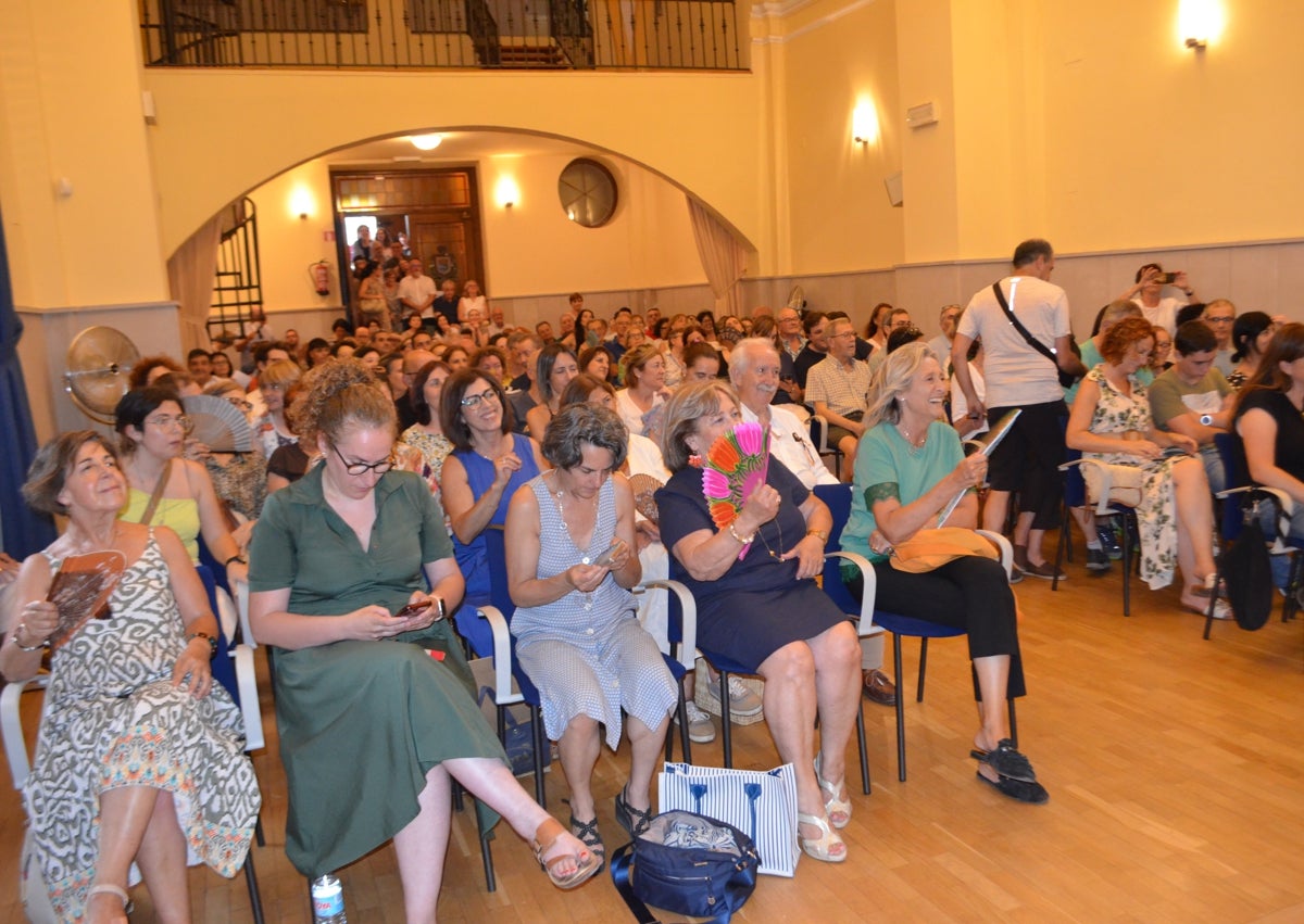 Imagen secundaria 1 - Deliberación del jurado; público en el encuentro de ayer con Antonio López y el pintor, con el cuadro ganador.