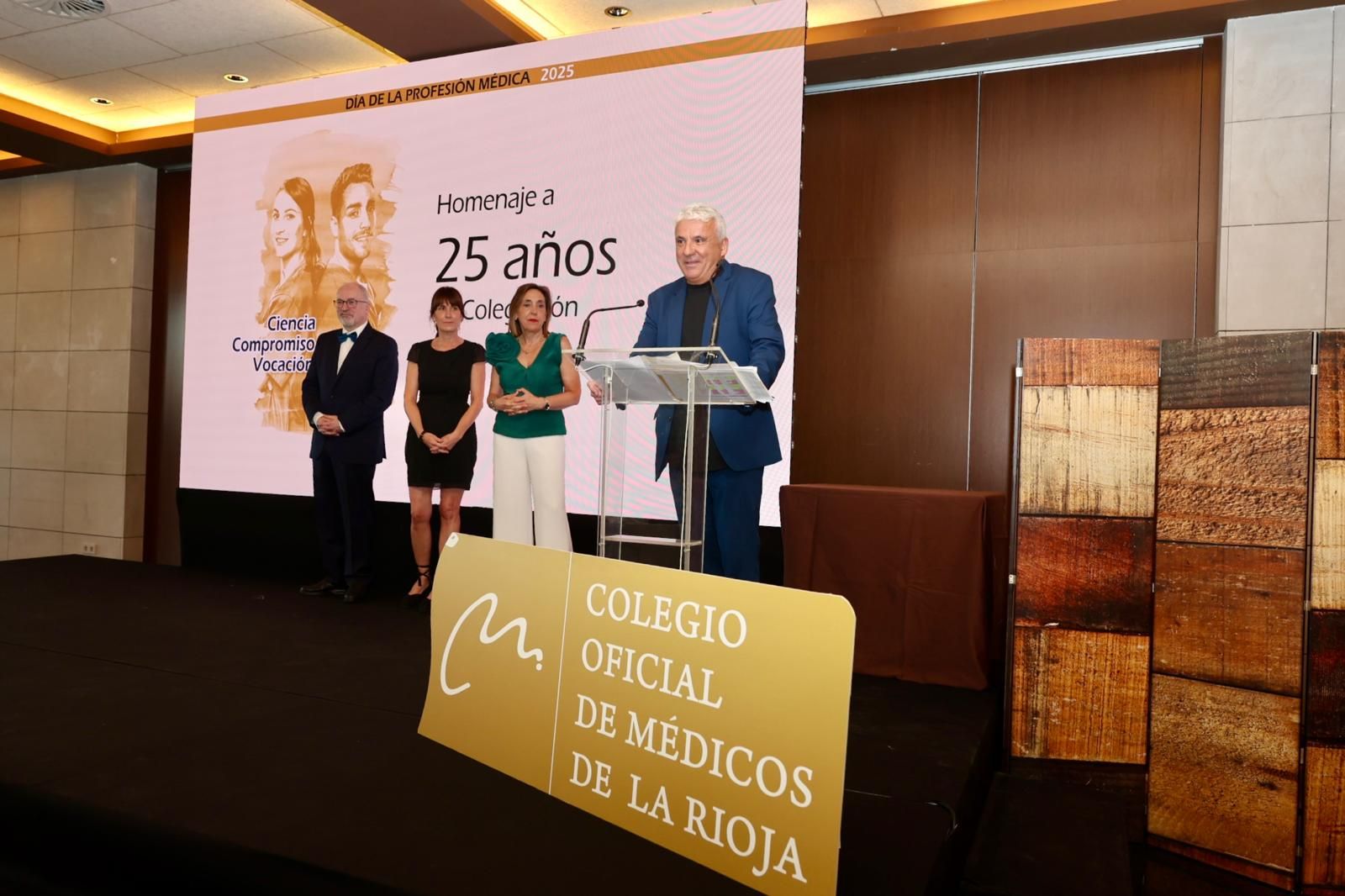 Julio Irigoyen Alba, Rita de Pablo Chinchetru y Rosa María Garrido Uriarte escuchan la intervención del Dr. Rafael Crespo.
