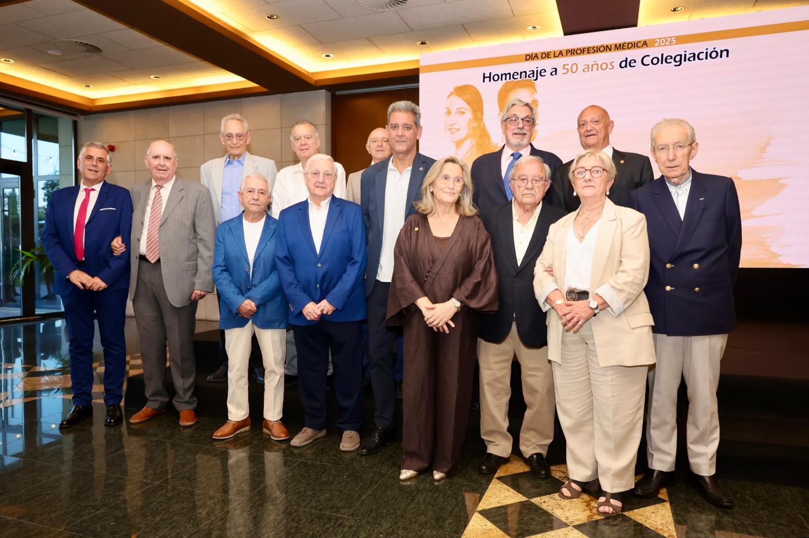 La presidenta Martínez Torre con los profesionales que han cumplido 50 años de colegiación.