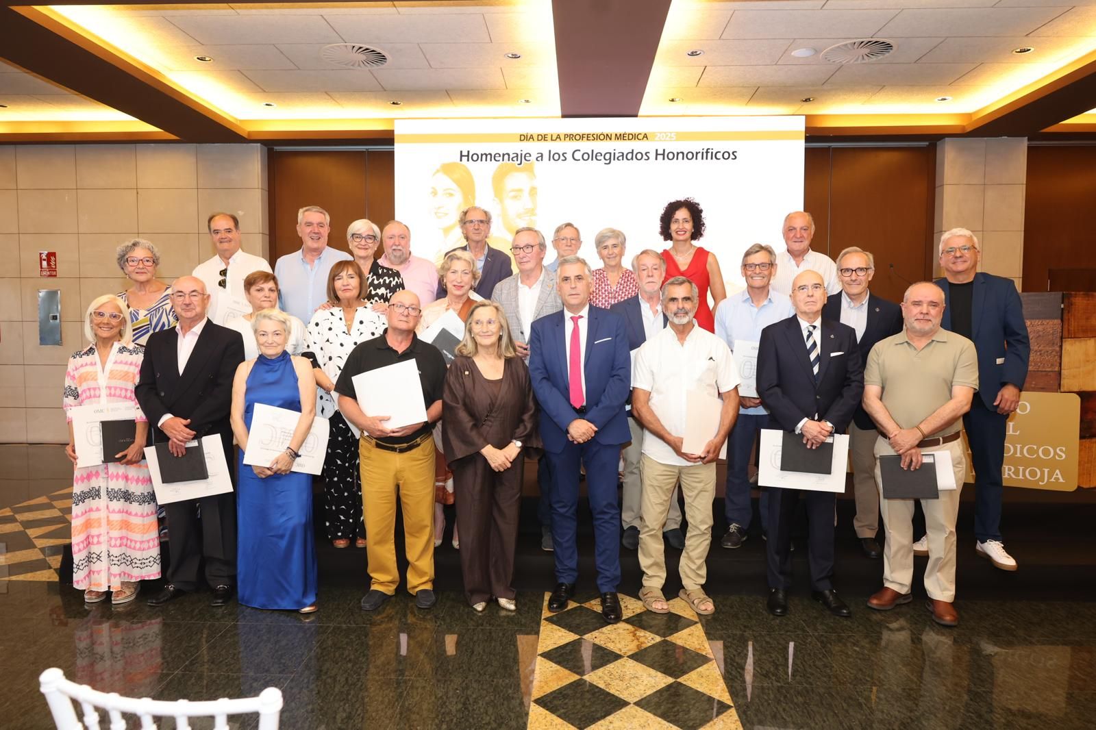 Los colegiados honorícos posan con la presidenta Martínez Torre.