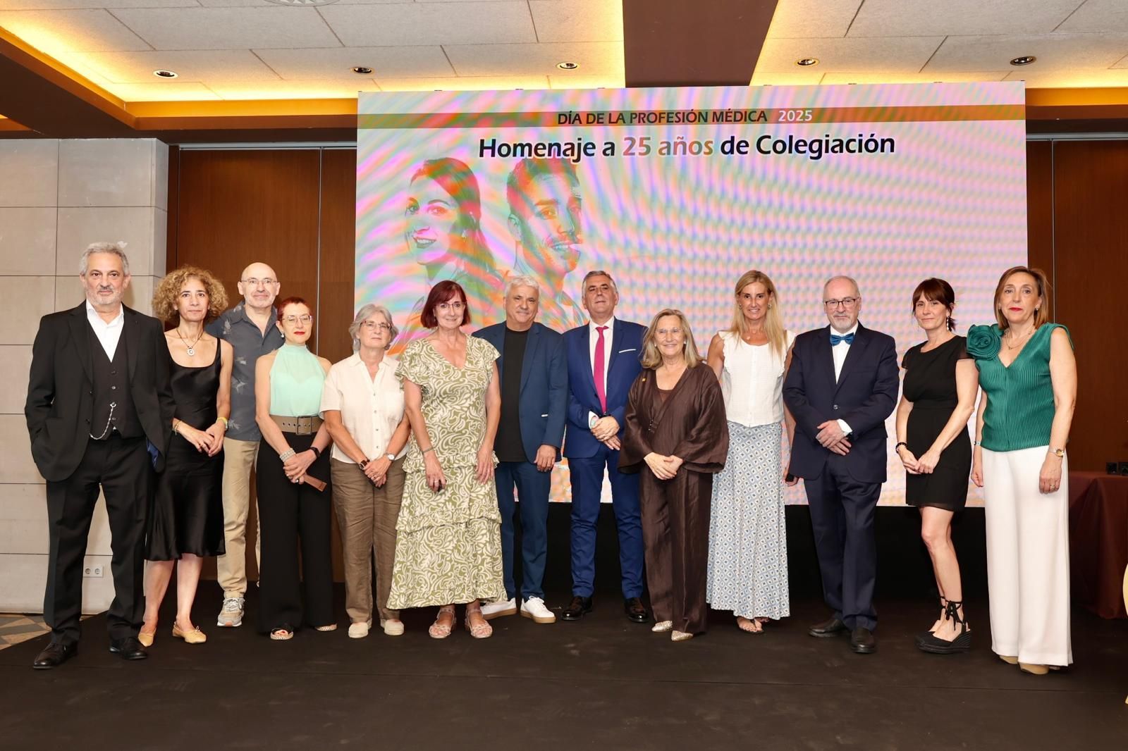 En la ceremonia se reconoció a los profesionales con 25 años en el Colegio.