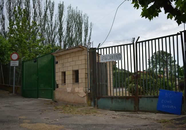 Las piscinas municipales de Alberite, cerradas en la tarde de este miércoles.