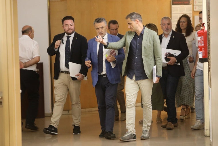 Miguel Sáinz, junto al alcalde Escobar e Íñigo López-Araquistáin, entrando al salón plenario junto al resto del grupo municipal del PP.