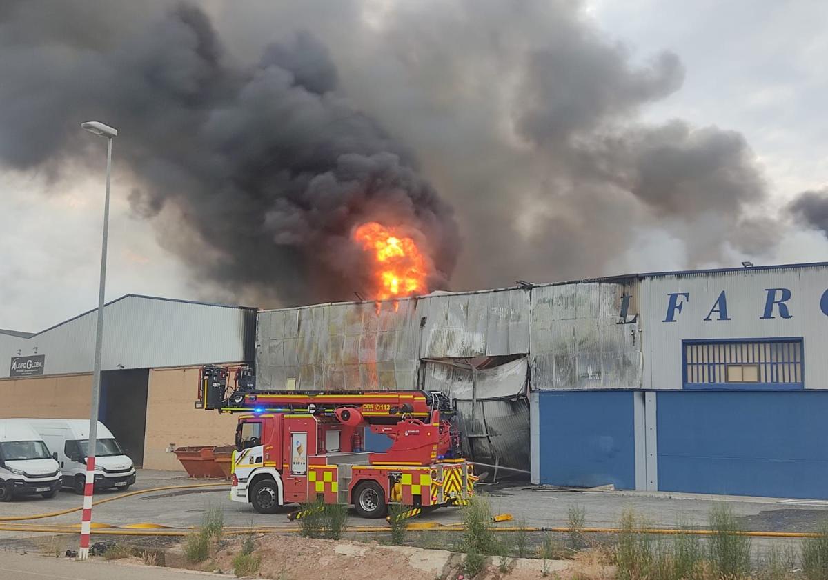 Imagen principal - Un incendio arrasa la empresa Sillalfaro ante la impotencia de los trabajadores