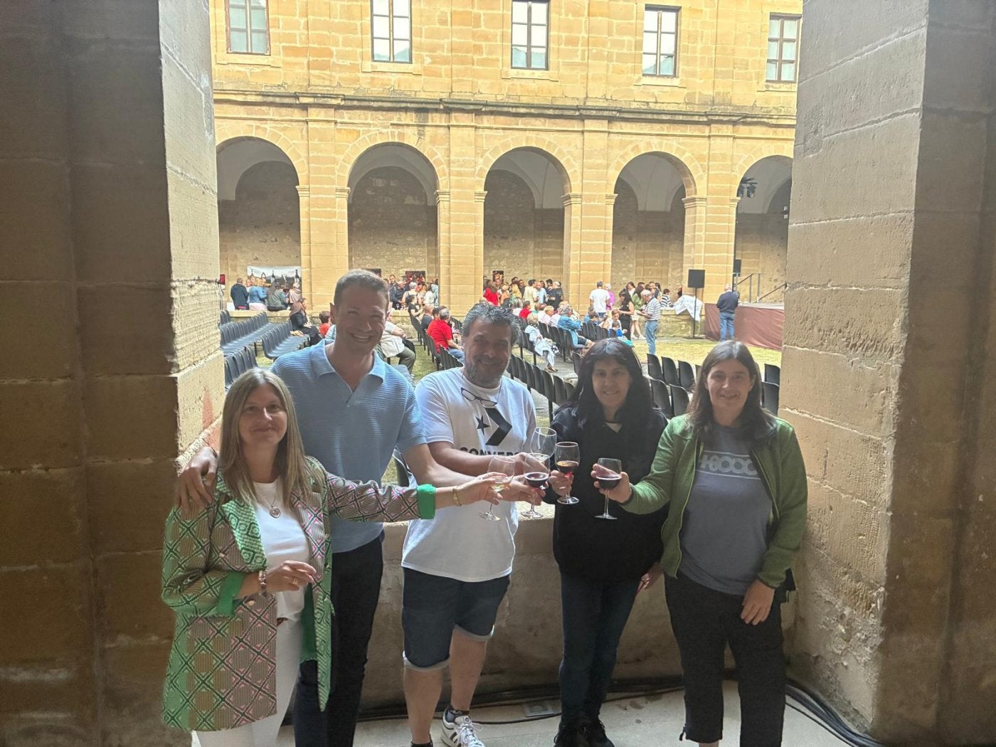 Las fiestas comenzaron en el claustro del convento de San Francisco.