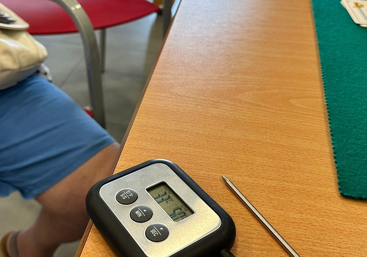 Medidor de temperatura en una mesa de la cafetería del centro, que marca 33 grados.