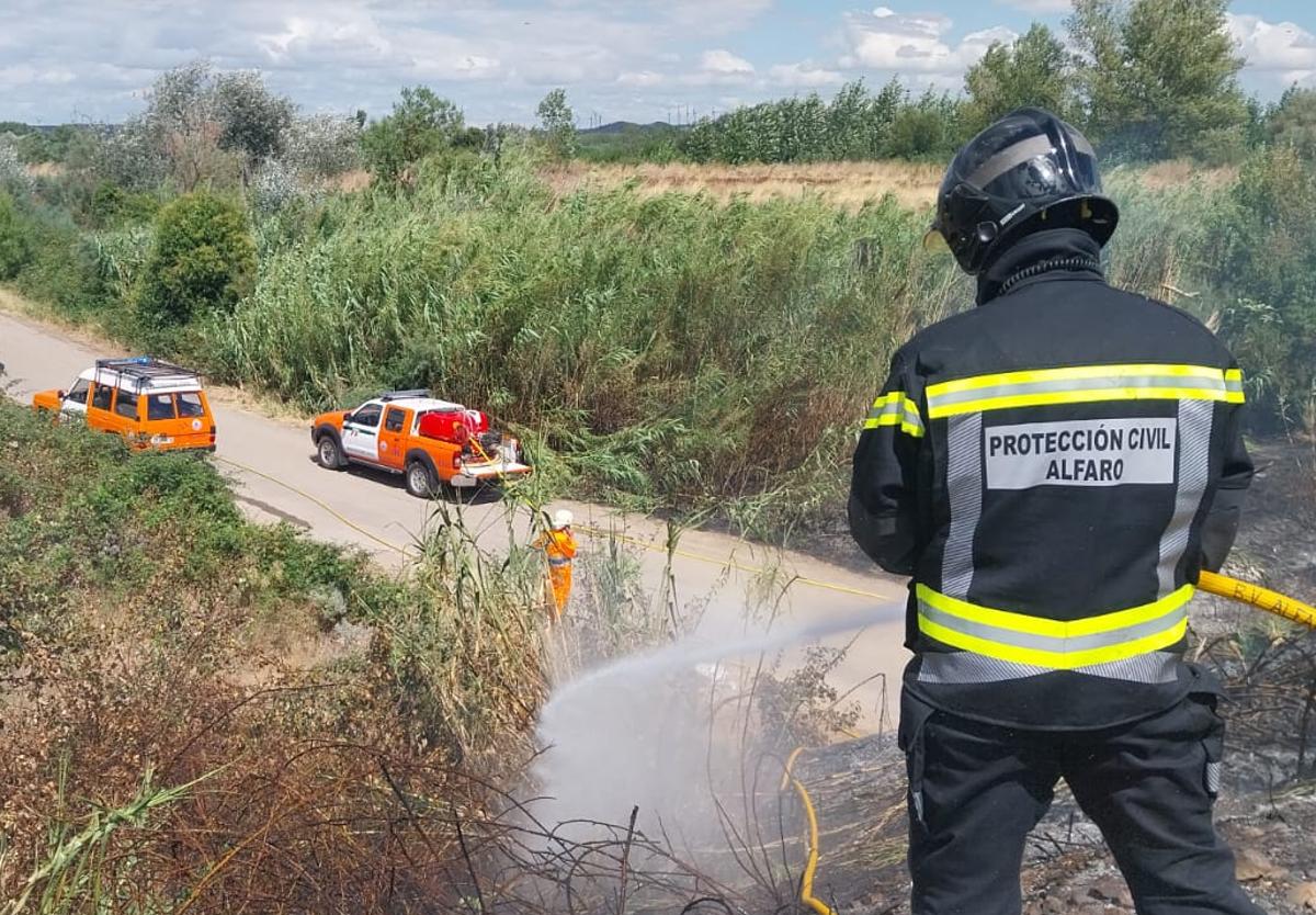 Imagen principal - Un incendio corta el paso ferroviario en Alfaro y obliga a trasladar en autobús a cientos de pasajeros