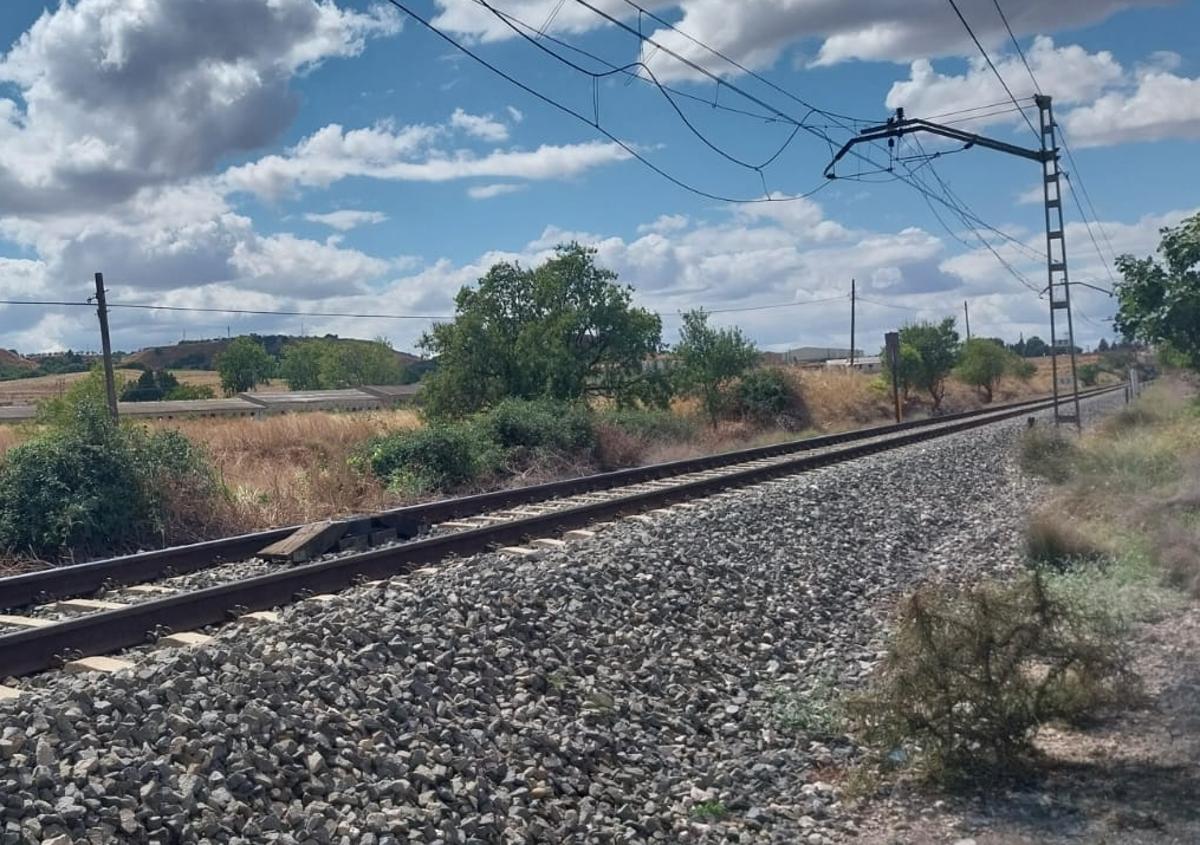 Imagen secundaria 1 - Un incendio corta el paso ferroviario en Alfaro y obliga a trasladar en autobús a cientos de pasajeros