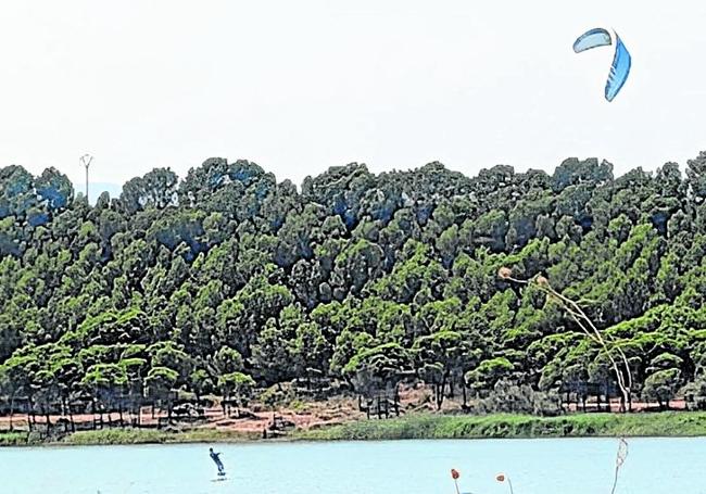 Una persona practicando kitesurf el pasado sábado.