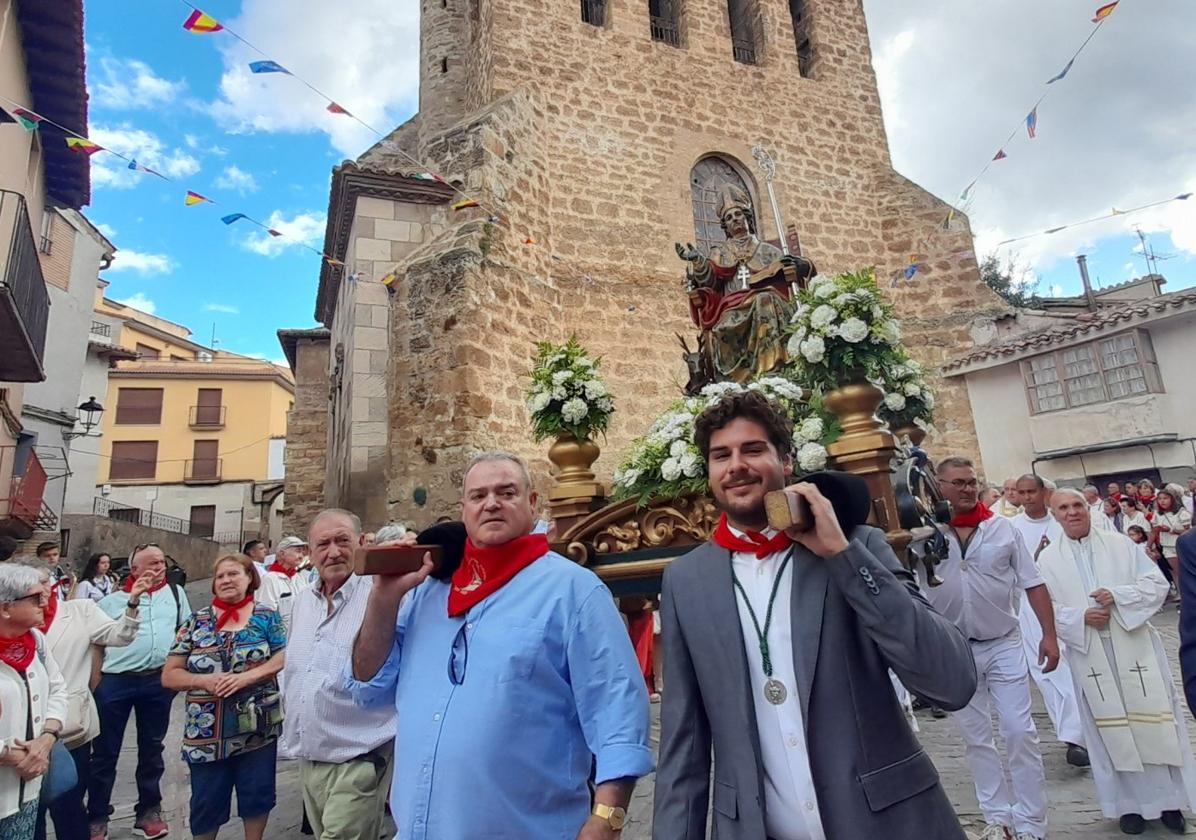 Procesión de San Gil, este lunes en Cervera del Río Alhama, al salir de la iglesia parroquial.