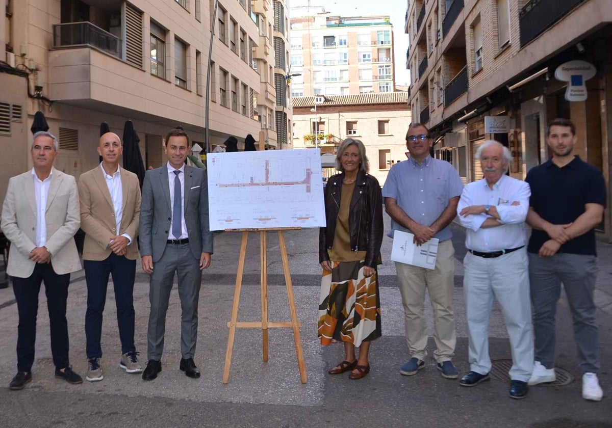 Antonio Mazo, Óscar León, Daniel Osés, Mónica Arceiz, Óscar Callejo, Juan Esteban Ameyugo y David Navarro, con el anteproyecto de la obra, en la calle Paletillas.
