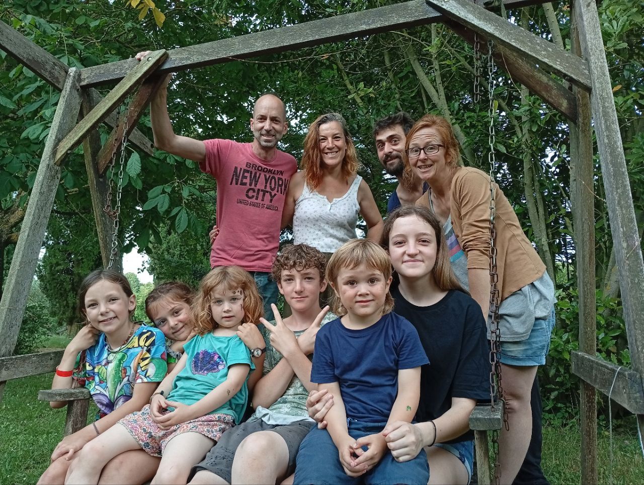 Las dos nuevas familias de Villarejo posan al completo.