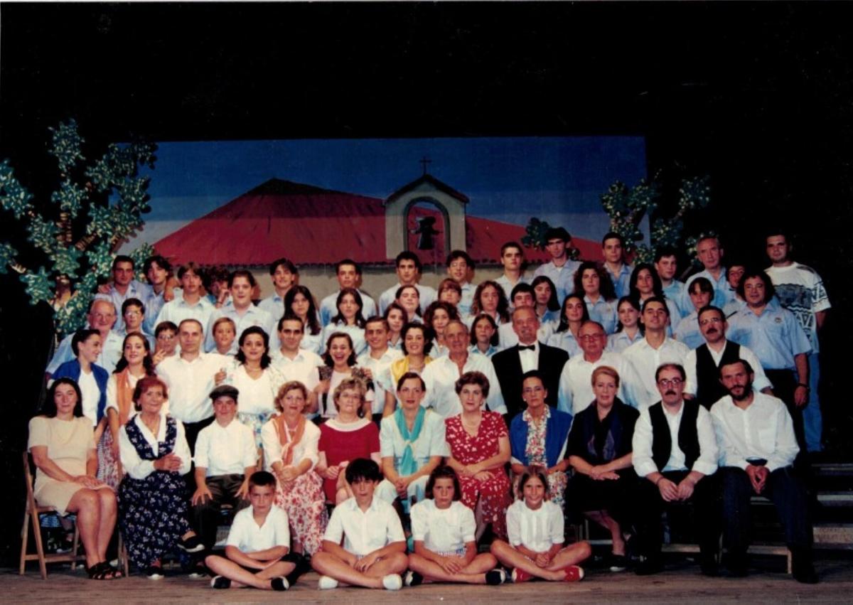 Imagen secundaria 1 - Concierto de campanas en el año 1992,'Sainete Rioja Alta', en el año 1997; y concurso de villancicos en 2023.
