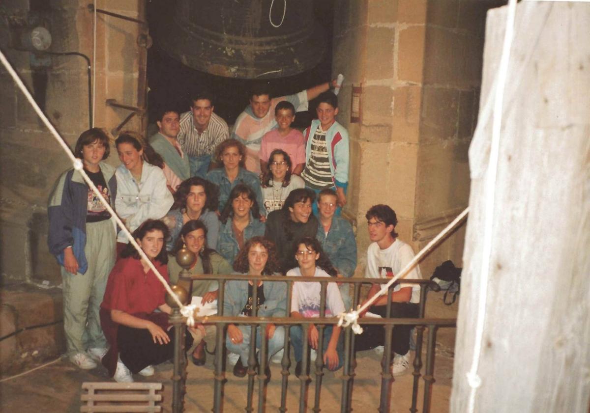 Imagen principal - Concierto de campanas en el año 1992,'Sainete Rioja Alta', en el año 1997; y concurso de villancicos en 2023.