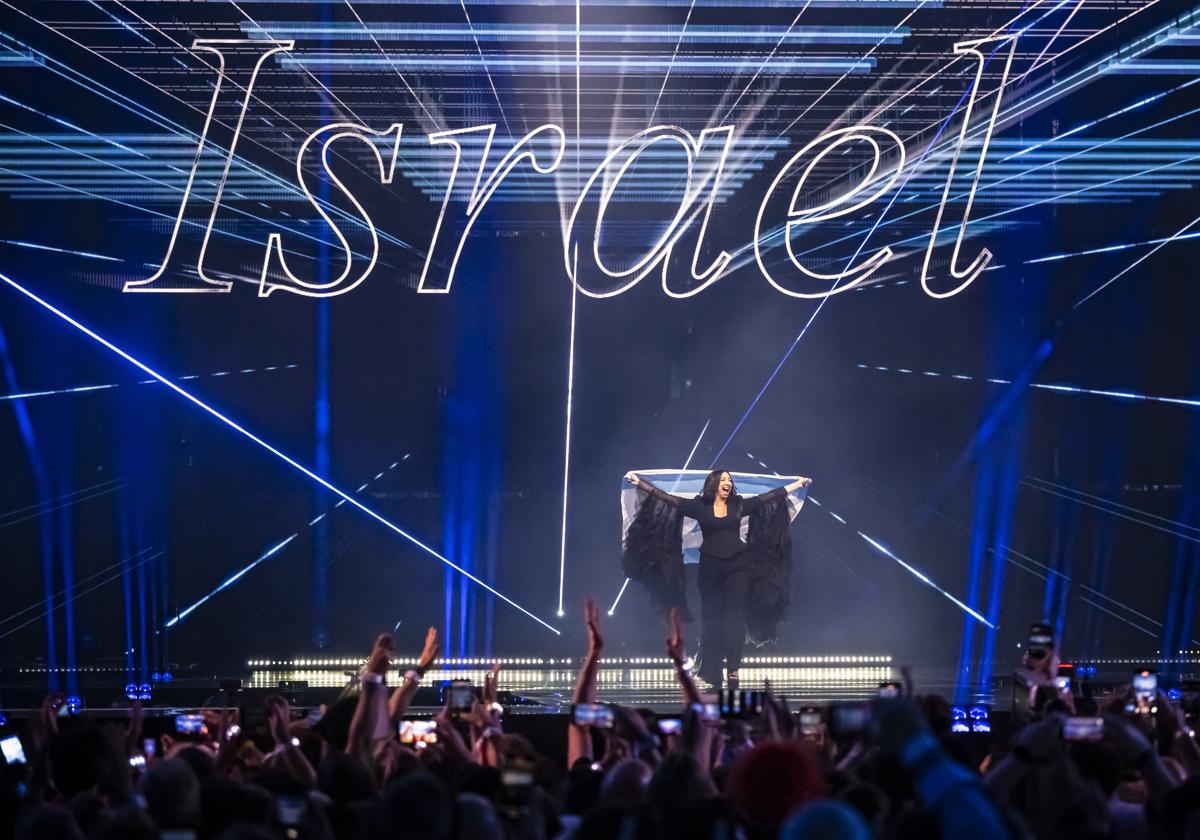 La representante de Israel, Yuval Raphael participa en el desfile de banderas durante la final de Eurovisión.