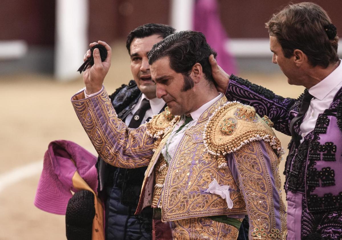 Imagen principal - Varios momentos de la despedida de Morante de la Puebla. 
