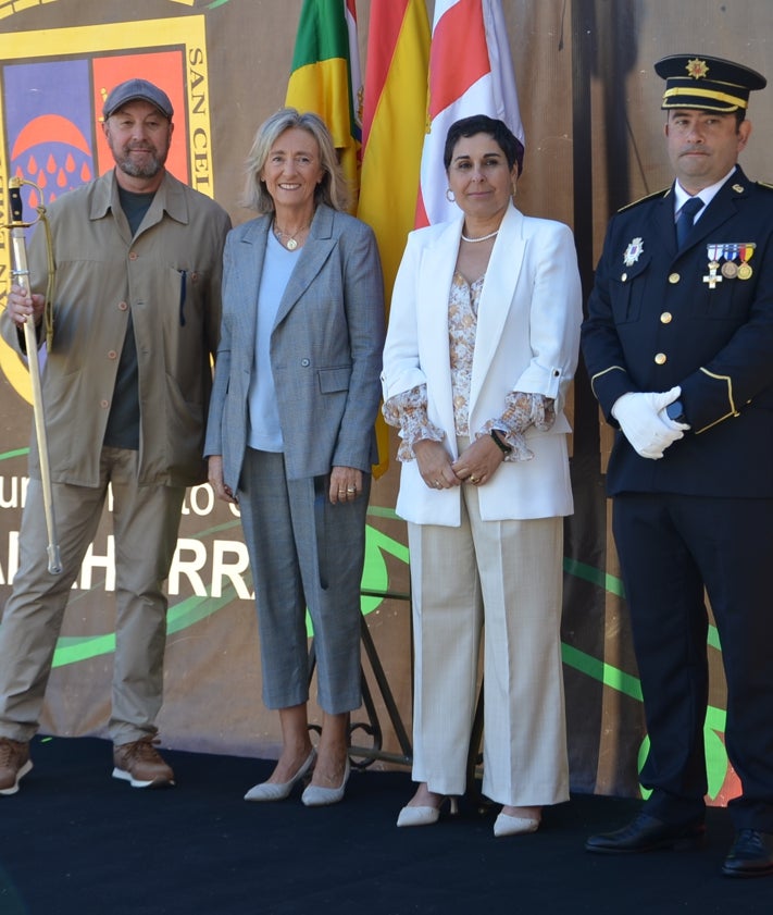 Imagen secundaria 2 - Autoridades, con toda la plantilla de la Policía; 'pase de revista' y homenaje al expolicía Carlos Alfonso Morón.