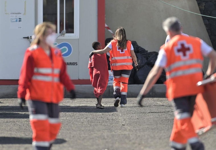 Un menor es atendido por miembros de Cruz Roja tras la llegada de una patera a El Hierro