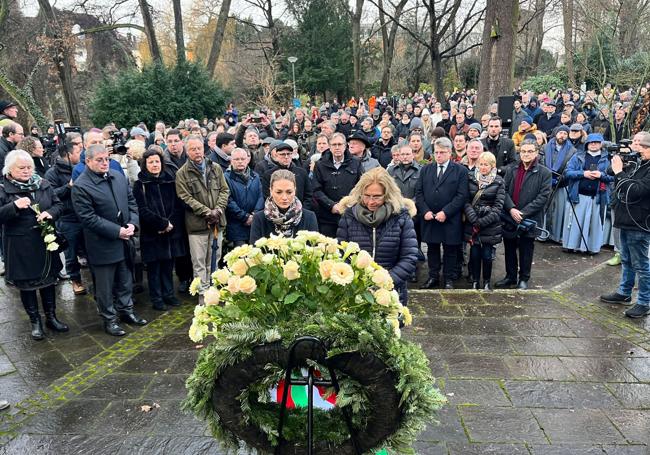 Decenas de personas asisten a un homenaje a las víctimas en el lugar del ataque.