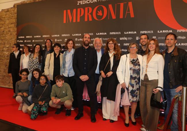 Eduardo Sáenz de Cabezon Irigaray, ganador del Premio Impronta de los Lectores 2025, estuvo arropado por gran parte del clan familiar, encabezado por su madre, Nieves Irigaray, además de numerosas amistades.