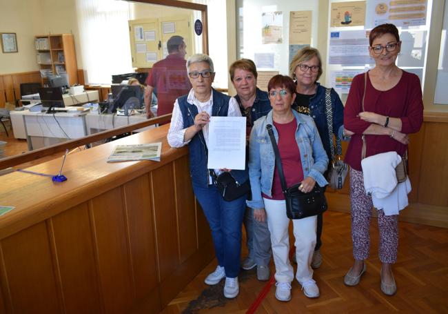 Entrega de las firmas presentadas en el Ayuntamiento de Fuenmayor.