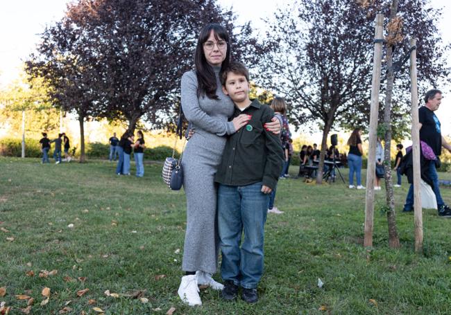Horia se apoya en Alexandra, su madre, en Logroño.
