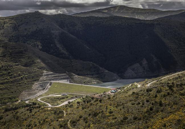 Embalse. Vista panorámica de la presa de Terroba desde la carretera de acceso a la aldea Luezas, con la ermita de Serrias al fondo.