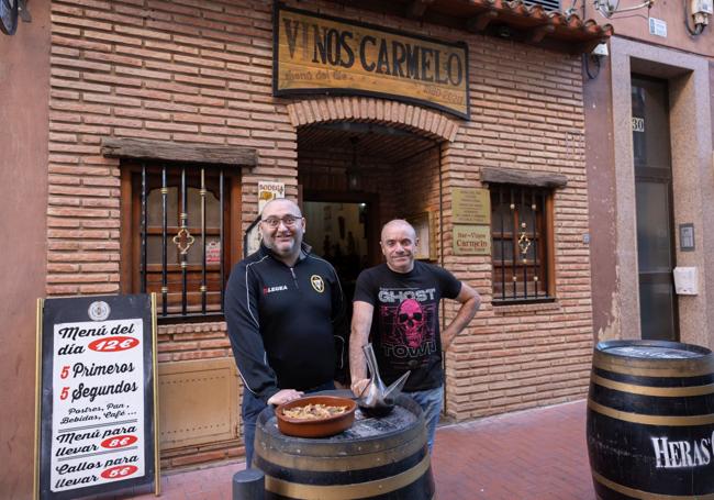Carmelo Martínez y Álvaro Duro, con los callos y el porrón, buques insignia del Vinos Carmelo.