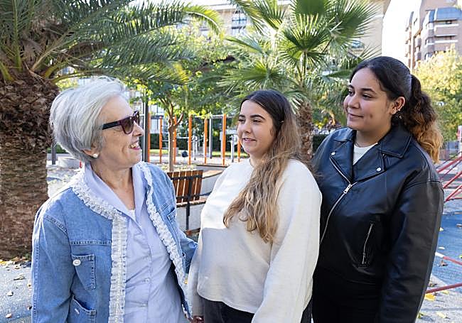 Loly, Andrea y Desiree se miran con una sonrisa de complicidad y cariño.