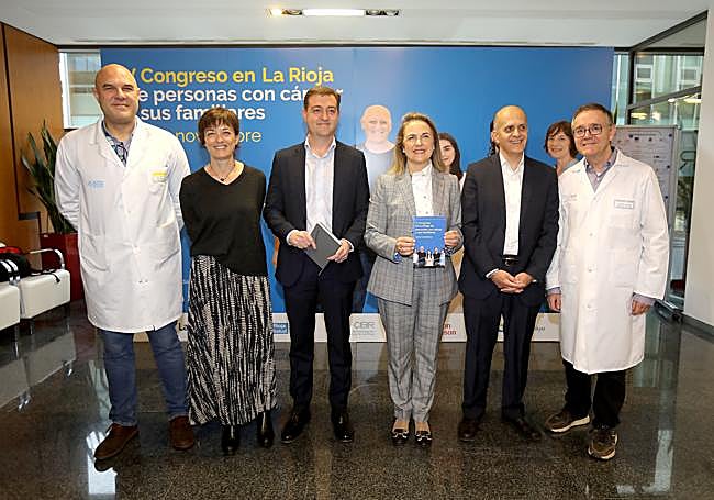 La presidenta de AECC La Rioja, Elena Eguizábal, con responsables médicos, investigadores y el gerente de Fundacion Rioja Salud, Juan Carlos Oliva.