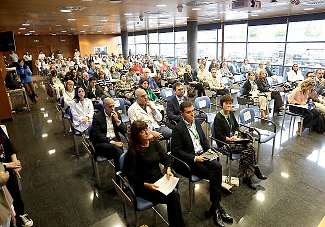 Asistentes al congreso de la AECC que se celebra en el Cibir.