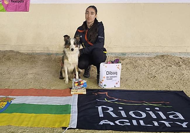 Claudia Fernández posa con Iris y el trofeo de subcampeonas.