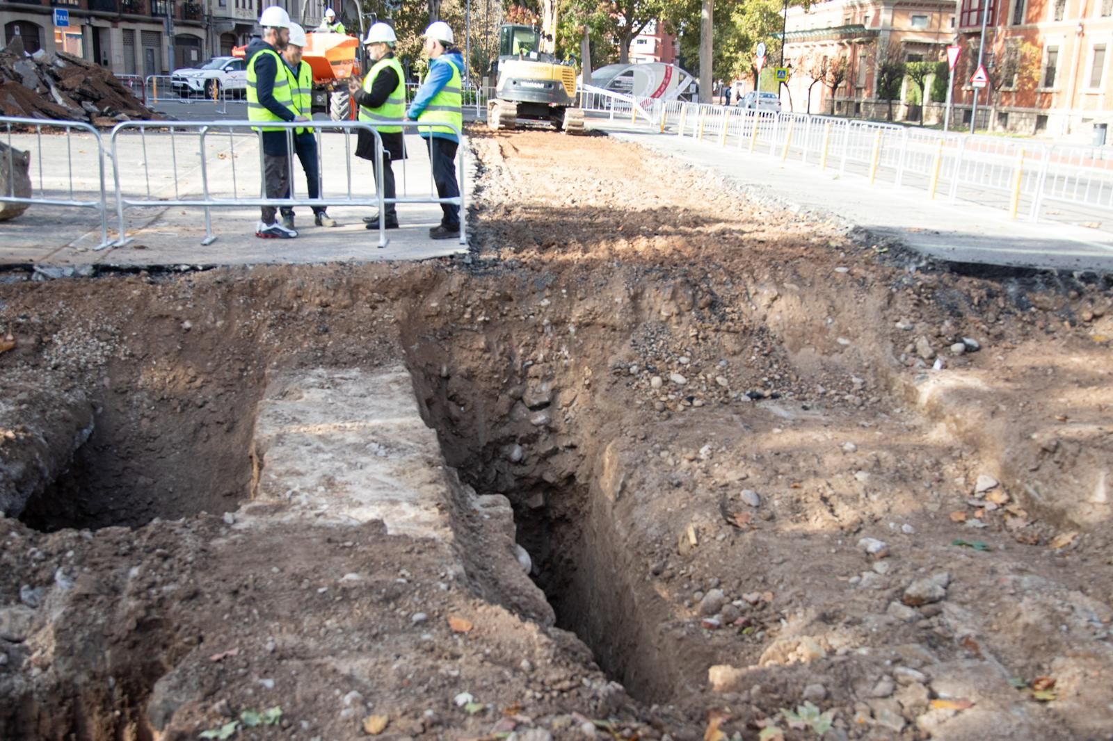 Imagen principal - La muralla del siglo XIX ya aparece en las excavaciones frente a la Comandancia