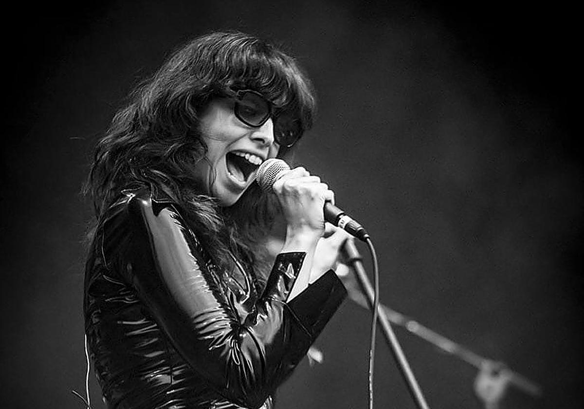 Nat Simons, en concierto.