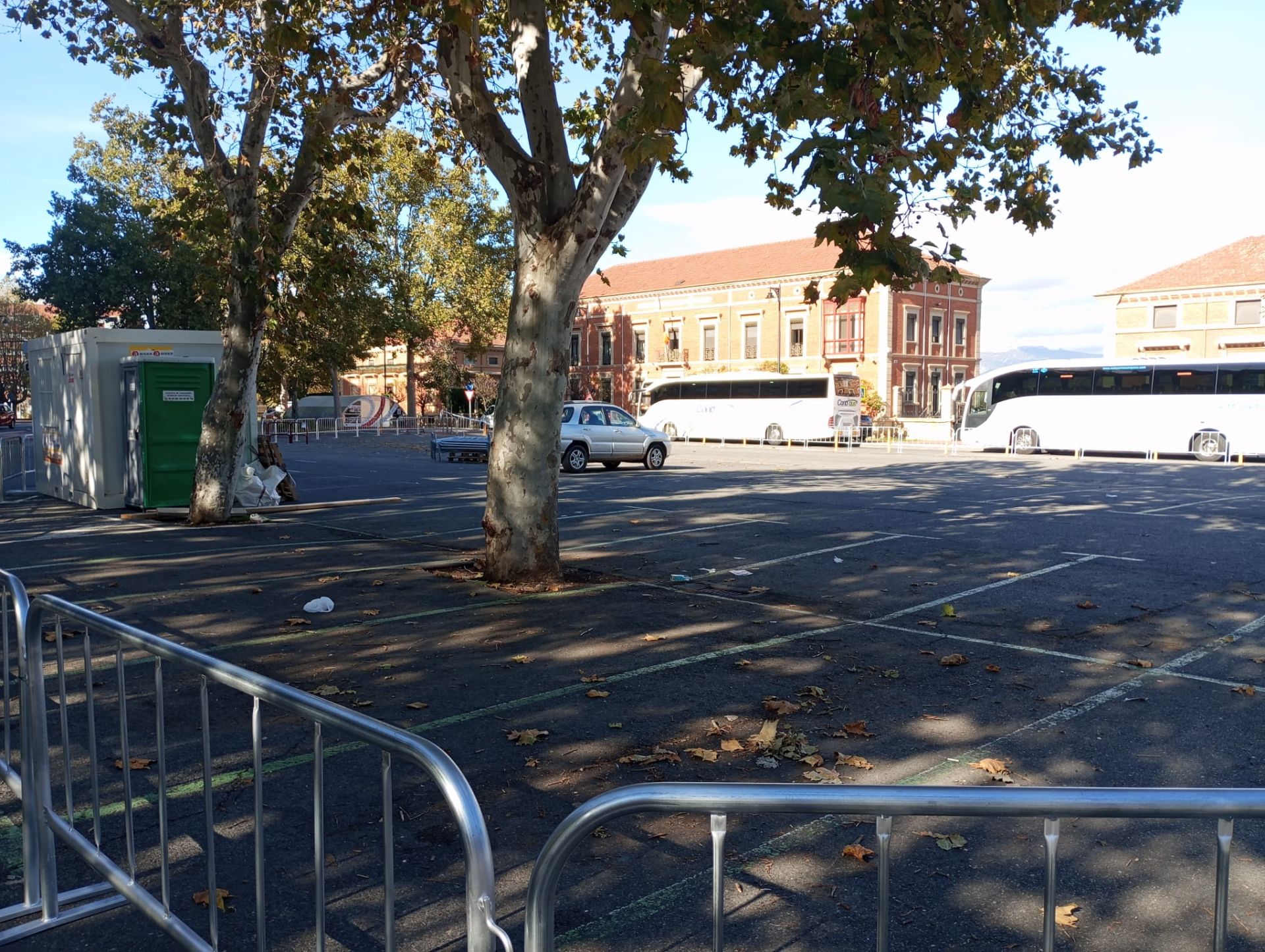 Imagen principal - El aparcamiento regulado frente a la Comandancia se traslada junto a Valbuena, que deja de ser gratuito