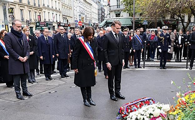 Anne Hidaldo y Emmanuel Macron rinden homenaje a las víctimas.