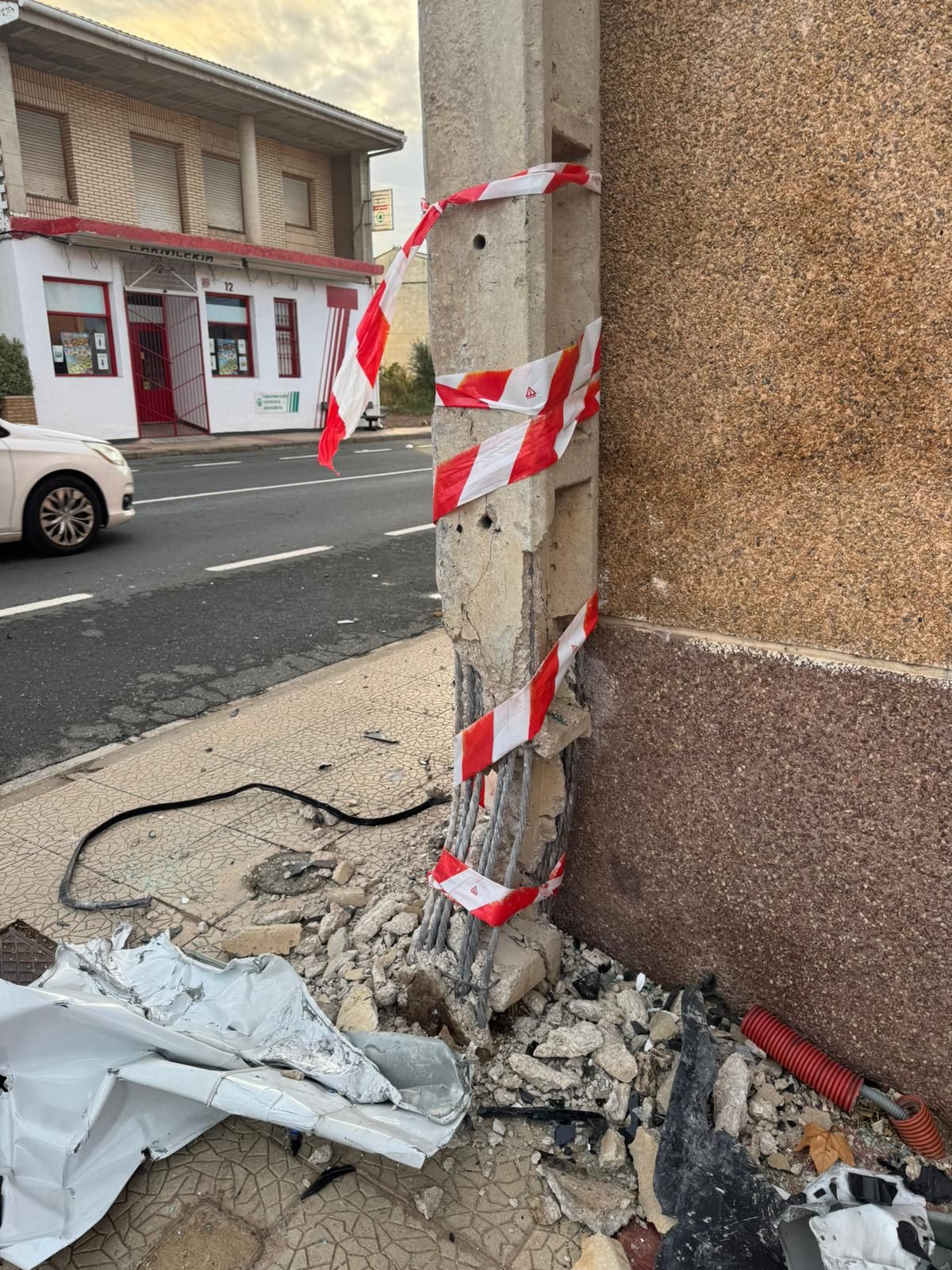 Así ha quedado el poste tras la colisión.