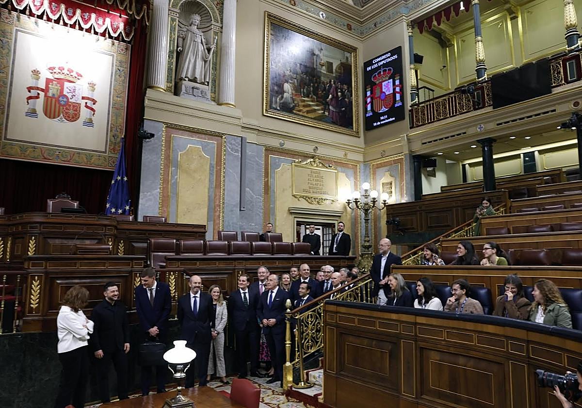 Imagen principal - Zelenski en tres momentos de su visita a Madrid: en el hemiciclo del Congreso (arriba); en la sede de Indra (izquierda); y mientras Armengol señala las marcas de los disparos del 23-F.